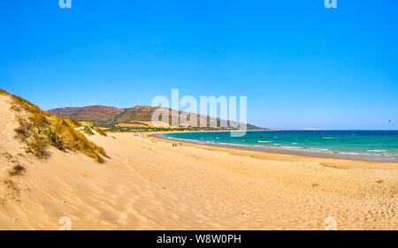 Punta Paloma Beach, einem unberührten weißen Sandstrand im Naturpark del Estrecho. Valdevaqueros Einlass. Tarifa, Cadiz Provinz. Andalusien, Spanien. Stockfoto