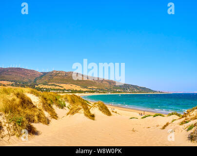 Punta Paloma Beach, einem unberührten weißen Sandstrand im Naturpark del Estrecho. Blick von der Düne von Valdevaqueros. Tarifa, Cadiz Provinz. Spanien. Stockfoto