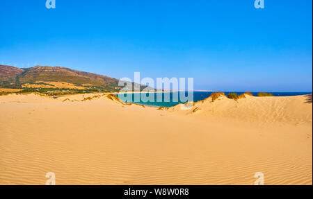 Punta Paloma Beach, einem unberührten weißen Sandstrand im Naturpark del Estrecho. Blick von der Düne von Valdevaqueros Tarifa, Cadiz. Andalusien, Spanien. Stockfoto