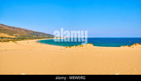 Punta Paloma Beach, einem unberührten weißen Sandstrand im Naturpark del Estrecho. Blick von der Düne von Valdevaqueros Tarifa, Cadiz. Andalusien, Spanien. Stockfoto