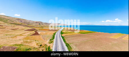 Luftaufnahme des Vansees, in der Türkei. Felder und Klippen mit Blick auf das kristallklare Wasser der größte See der Türkei. Straßen entlang der See Stockfoto