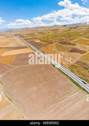 Luftaufnahme des Vansees, in der Türkei. Felder und Klippen mit Blick auf das kristallklare Wasser der größte See der Türkei. Straßen entlang der See Stockfoto