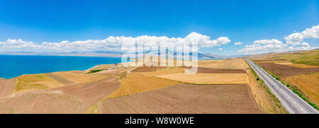 Luftaufnahme des Vansees, in der Türkei. Felder und Klippen mit Blick auf das kristallklare Wasser der größte See der Türkei. Straßen entlang der See Stockfoto