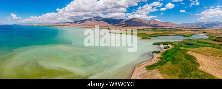 Luftaufnahme des Vansees, in der Türkei. Felder und Klippen mit Blick auf das kristallklare Wasser der größte See der Türkei. Straßen entlang der See Stockfoto