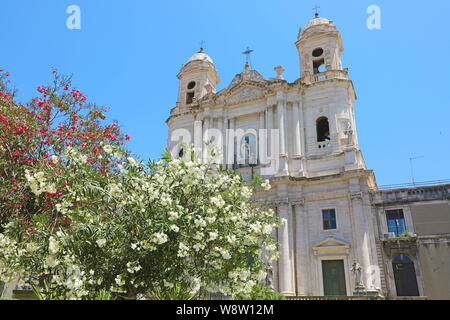 San Francesco d'Assisi all'Immacolata Kirche mit selektiven Fokus auf blühenden Bäumen, Catania, Sizilien, Italien Stockfoto