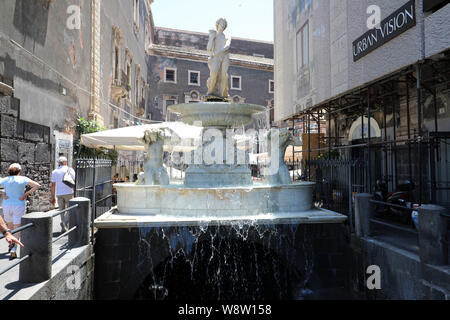 CATANIA, Sizilien - 19. JUNI 2019: Brunnen Amenano und Marmor Skulpturen über die unterirdischen Flusses im Zentrum von Catania in Sizilien, Italien Stockfoto