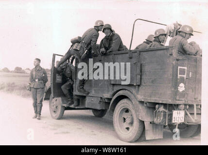 Waffen-SS Totenkopf Division Truppen und Fahrzeug in Frankreich 1940 Stockfoto