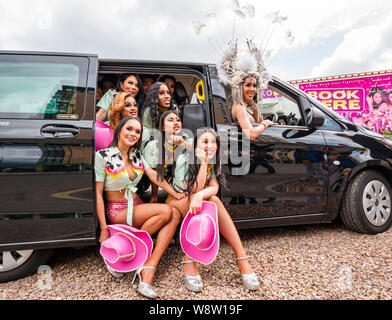 Lady Boys of Bangkok, Edinburgh Festival Fringe, Schottland, Großbritannien, als ziehen Künstler in bunten Kostümen in Taxis Stockfoto