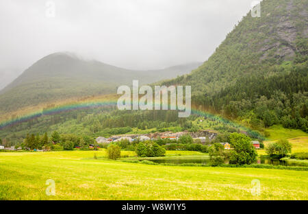 Bunte Regenbogen über die Felder, den See und die Häuser des Dorfes, Skei Jølster in Sogn und Fjordane County, Norwegen. Stockfoto