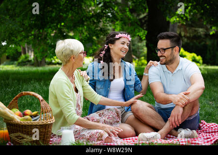 Glückliche Familie mit Picknick im Park im Freien Stockfoto