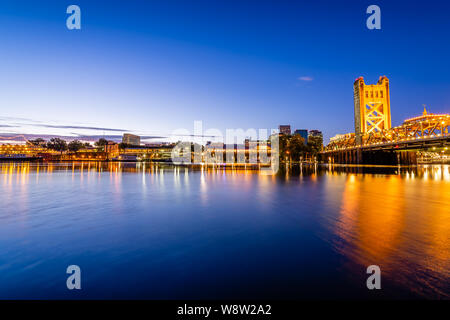 West Sacramento Tower Bridge an der blauen Stunde Stockfoto