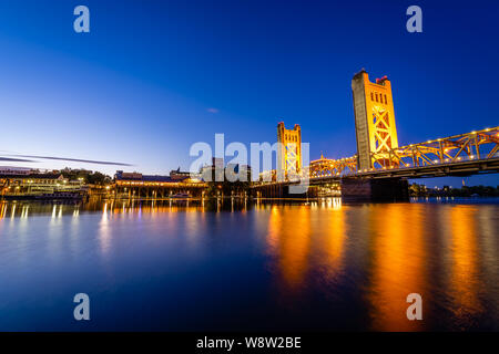 West Sacramento Tower Bridge an der blauen Stunde Stockfoto