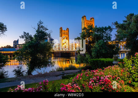 West Sacramento Tower Bridge an der blauen Stunde Stockfoto