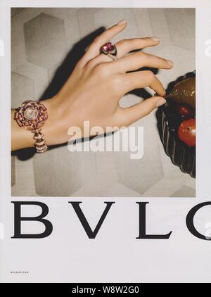 Plakatwerbung BVLGARI Modehaus in Papiermagazin aus 2013 Jahren, Werbung, kreative Werbung BVLGARI 2010er Jahre Stockfoto