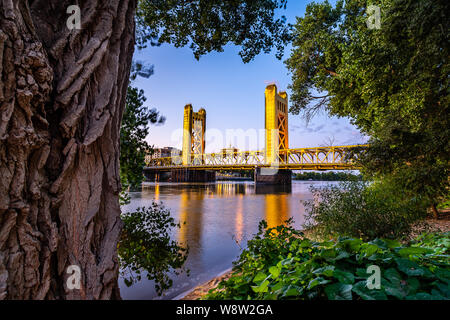 Über den Sacramento River und die Tower Bridge Dawn Stockfoto