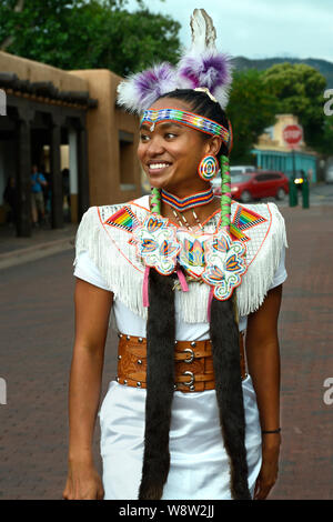 Eine junge Indianerin von Taos Pueblo in New Mexico bereitet auf eine kulturelle Veranstaltung in Santa Fe, New Mexico zu tanzen Stockfoto