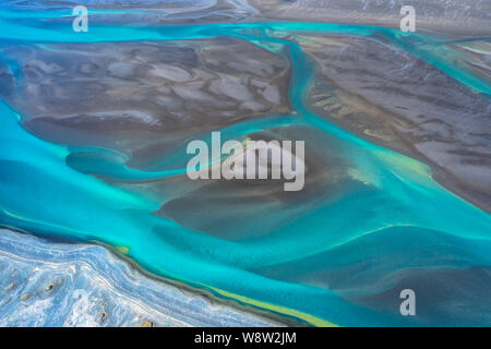Antenne drone Ansicht eines riesigen Flussbett und Delta, Glacial River system Einlagen Beförderung vom Gletscher Vatnajökull, Island Stockfoto