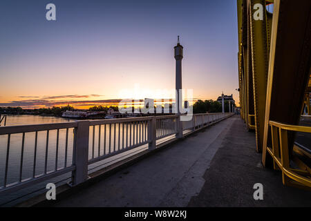 Über den Sacramento River und die Tower Bridge Dawn Stockfoto