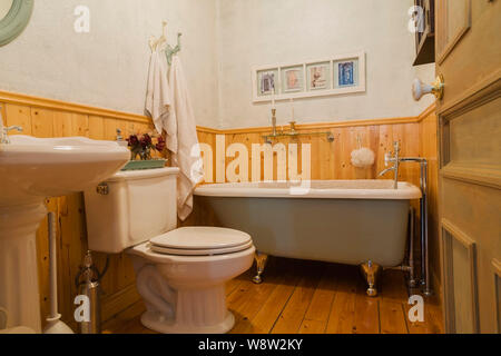 Hellgrün und weiß rolltop clawfoot Badewanne, Wc und Bidet im Erdgeschoss Badezimmer innen alt 1820 Home Stockfoto