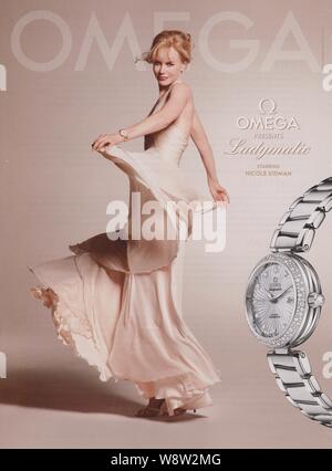 Plakat werbung Omega Uhr mit Nicole Kidman in Papier Magazin von 2013 Jahr, Werbung, kreative OMEGA Anzeige von 2010 s Stockfoto