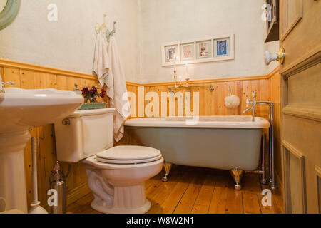 Hellgrün und weiß rolltop clawfoot Badewanne, Wc und Bidet im Erdgeschoss Badezimmer innen alt 1820 Home Stockfoto