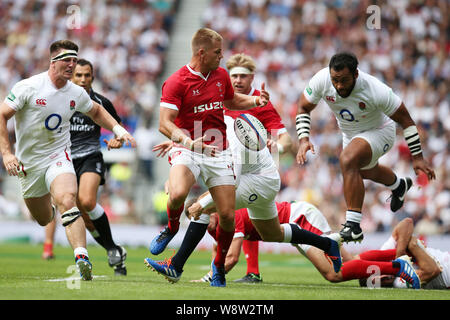 London, Großbritannien. 11 Aug, 2019. Gareth Anscombe von Wales Credit: versuche, einen Pass abzufangen. England v Wales, Quilter internationalen Rugby in Twickenham Stadium in London am Sonntag, den 11. August 2019. Bitte beachten Sie die Bilder sind nur für den redaktionellen Gebrauch bestimmt. pic von Andrew Obstgarten/Andrew Orchard sport Fotografie/Alamy leben Nachrichten Stockfoto