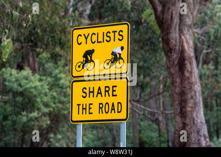 Gelben Straßenschild, Radfahrer teilen sich die Straße, im Land, in Victoria Australien Stockfoto