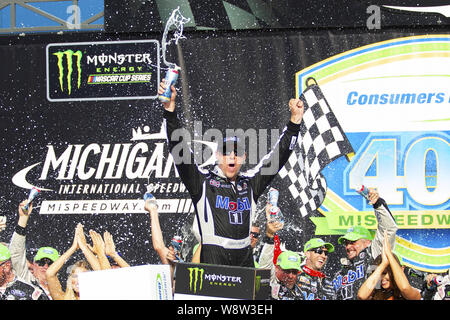 Brooklyn, Michigan, USA. 11 Aug, 2019. Monster Energy NASCAR Fahrer KEVIN HARVICK (4) feiert nach dem Gewinn der 50. jährlichen Verbraucher Energie 400 am Michigan International Speedway. Credit: Scott Mapes/ZUMA Draht/Alamy leben Nachrichten Stockfoto