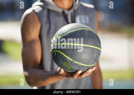 Nahaufnahme der afroamerikanischen Sportsman holding Basketball Ball, Platz kopieren Stockfoto