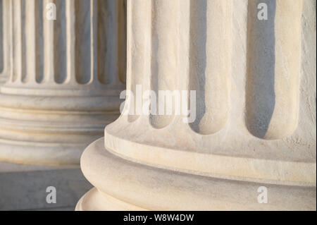 Weißer Marmor neoklassischen Spalten in weiches Abendlicht am Obersten Gerichtshof in Washington DC, USA Stockfoto