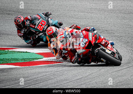 Ducati Team Italiener Andrea Dovizioso (R), Repsol Honda Team der Spanier Marc Marquez (C) und Petronas von Yamaha SRT französische Reiter Fabio Crashdown konkurrieren während der Österreichischen MotoGP Grand Prix Rennen. Stockfoto