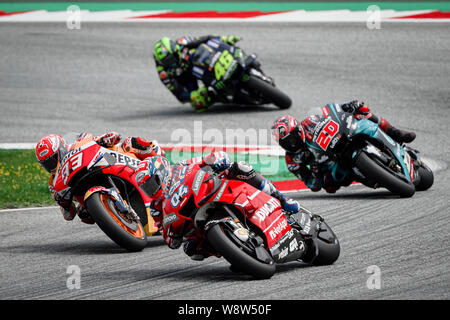 Repsol Honda Team Spanier Marc Marquez (93), italienische Reiter Ducati Team Andrea Dovizioso (4), Monster Energy Yamaha MotoGP italienische Fahrer Valentino Rossi (46) und Petronas von Yamaha SRT französische Reiter Fabio Crashdown (20) konkurrieren, während der Österreichischen MotoGP Grand Prix Rennen. Stockfoto