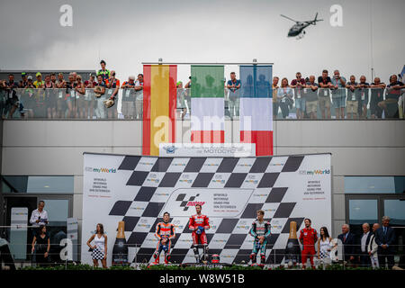 (Von L) Zweiter Repsol Honda Team Spanier Marc Marquez, das Ducati Team Italiener Andrea Dovizioso und Petronas von Yamaha SRT französische Reiter Fabio Crashdown stand auf dem Podium nach dem österreichischen MotoGP Grand Prix Rennen. Stockfoto