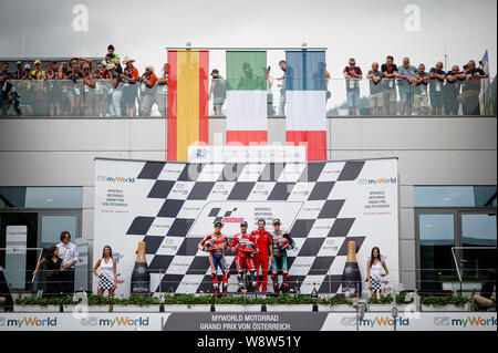 (Von L) Zweiter Repsol Honda Team Spanier Marc Marquez, das Ducati Team Italiener Andrea Dovizioso und Petronas von Yamaha SRT französische Reiter Fabio Crashdown stand auf dem Podium nach dem österreichischen MotoGP Grand Prix Rennen. Stockfoto