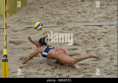Michelle Sharon Valiente Amarilla aus Paraguay Tauchgänge während der viertelfinalspiele Spiel der FIVB Beach Volleyball World Tour Star-1 Turnier. Mizoe/Hashimoto gewann 2:0 gegen Michelle/Pati. Stockfoto