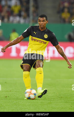 Düsseldorf, Deutschland. 9 Aug, 2019. Manuel Akanji (Dortmund), 9. August 2019 - Fußball: DFB-Pokal Runde 1 Match zwischen KFC Uerdingen 05 0-2 Borussia Dortmund bei Merkur Spiel Arena in Düsseldorf, Deutschland. Credit: Itaru Chiba/LBA/Alamy leben Nachrichten Stockfoto