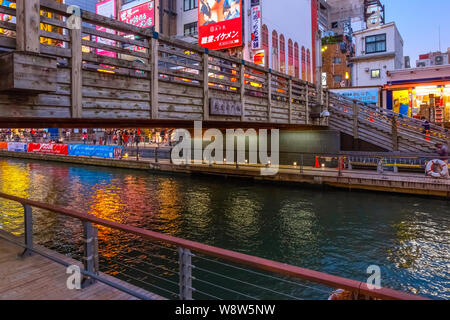 Osaka, Japan - 28. Oktober 2018: Dotonbori ist einer der beliebtesten Reiseziel läuft neben Dotonbori Kanal zwischen Dotonboribashi und Nip. Stockfoto