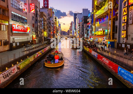 Osaka, Japan - 28. Oktober 2018: Dotonbori ist einer der beliebtesten Reiseziel läuft neben Dotonbori Kanal zwischen Dotonboribashi und Nip. Stockfoto