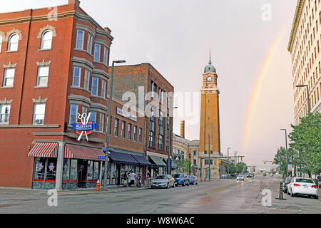 Ein Regenbogen erscheint nach einem Regensturm auf Lorain Avenue in Ohio City, ein trendiges Viertel in der Nähe der Innenstadt von Cleveland, Ohio, USA. Stockfoto