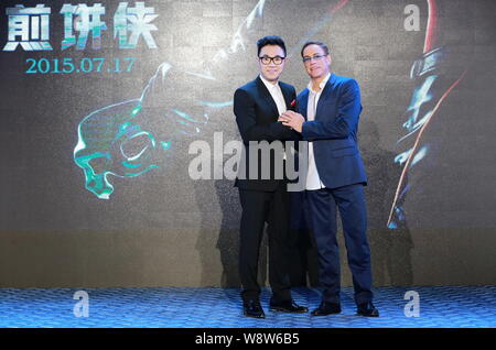 Usa Hollywood action star Jean-Claude Van Damme, Recht, Haltungen während einer Pressekonferenz für den Film "Der Pancake Man' in Peking, China, 25 Novembe Stockfoto