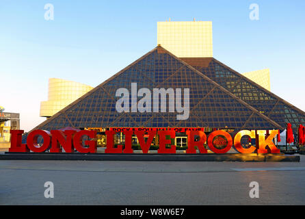 "Long Live Rock" in roten Buchstaben außerhalb der Cleveland Rock and Roll Hall of Fame and Museum in Cleveland, Ohio, USA. Stockfoto