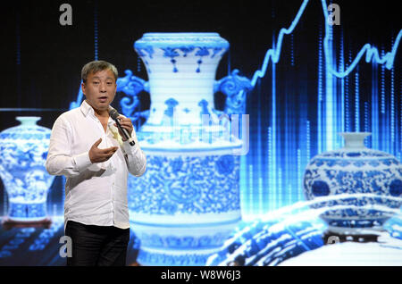 ------ Chinesische Sammler Liu Yiqian, Gründer von Lange Museum, führt Porzellan Ware während einer Rede an der Musik Park in Chengdu City, southwe Stockfoto