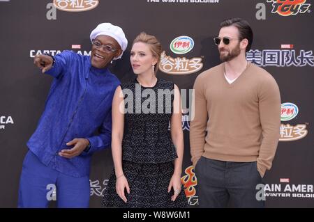 (Von links) amerikanischer Schauspieler Samuel L. Jackson, Schauspielerin Scarlett Johansson und Schauspieler Chris Evans interagieren, während einer Pressekonferenz für ihren neuen Film, Stockfoto