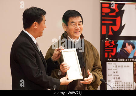 Japanische Schauspieler Ken Takakura, rechts, Lächeln, da er ist Professor der Besuch bei seinem Besuch an der Beijing Film Academy in Peking, China, 19 Apri Stockfoto