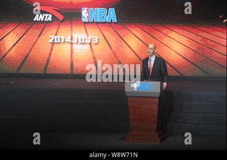 NBA Commissioner Adam Silber spricht an der Anta & NBA Partnerschaft Ankündigung Pressekonferenz in Peking, China, 13. Oktober 2014. Anta Sports Pr Stockfoto