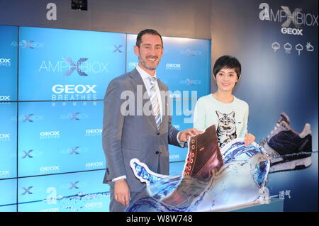 Chinesische Schauspielerin Sun Li, Recht, Haltungen mit einer Führungskraft während einer Werbeveranstaltung für Amphibiox GEOX Schuhe in Peking, China, 13. Oktober 2014. Stockfoto