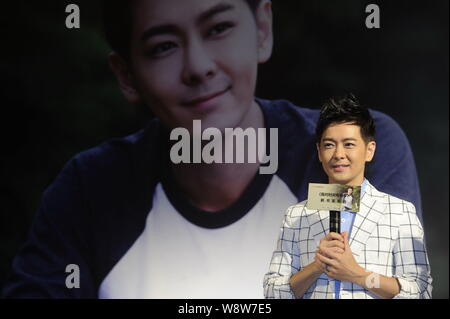 Taiwanesische Sänger und Schauspieler Jimmy Lin lächelt während einer Pressekonferenz für seine Autobiographie in Peking, China, 27. Juni 2014. Stockfoto