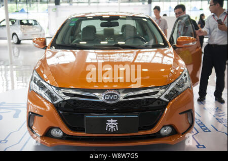 ---- Besucher auf einen BYD Qin Elektroauto während einer Messe in Shenzhen City, South China Guangdong Provinz, 10. Juni 2014. China ist Con Stockfoto