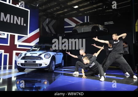 --FILE - ein Mini Cooper S von BMW wird während der 12. Internationalen Automobil Ausstellung, als "Auto China 2012" in Peking, China angezeigt. Stockfoto