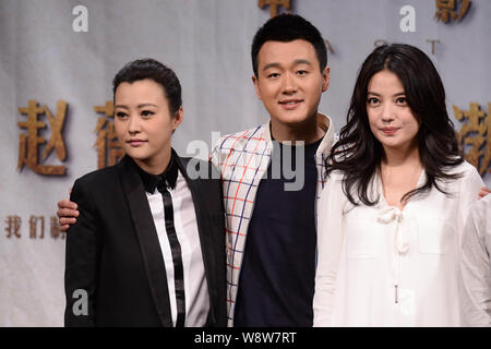 (Von links) chinesische Schauspielerin Hao Lei, Schauspieler Tong Dawei und Schauspielerin Vicki Zhao Wei stellen während einer Pressekonferenz für ihren neuen Film, Home, Namen Stockfoto